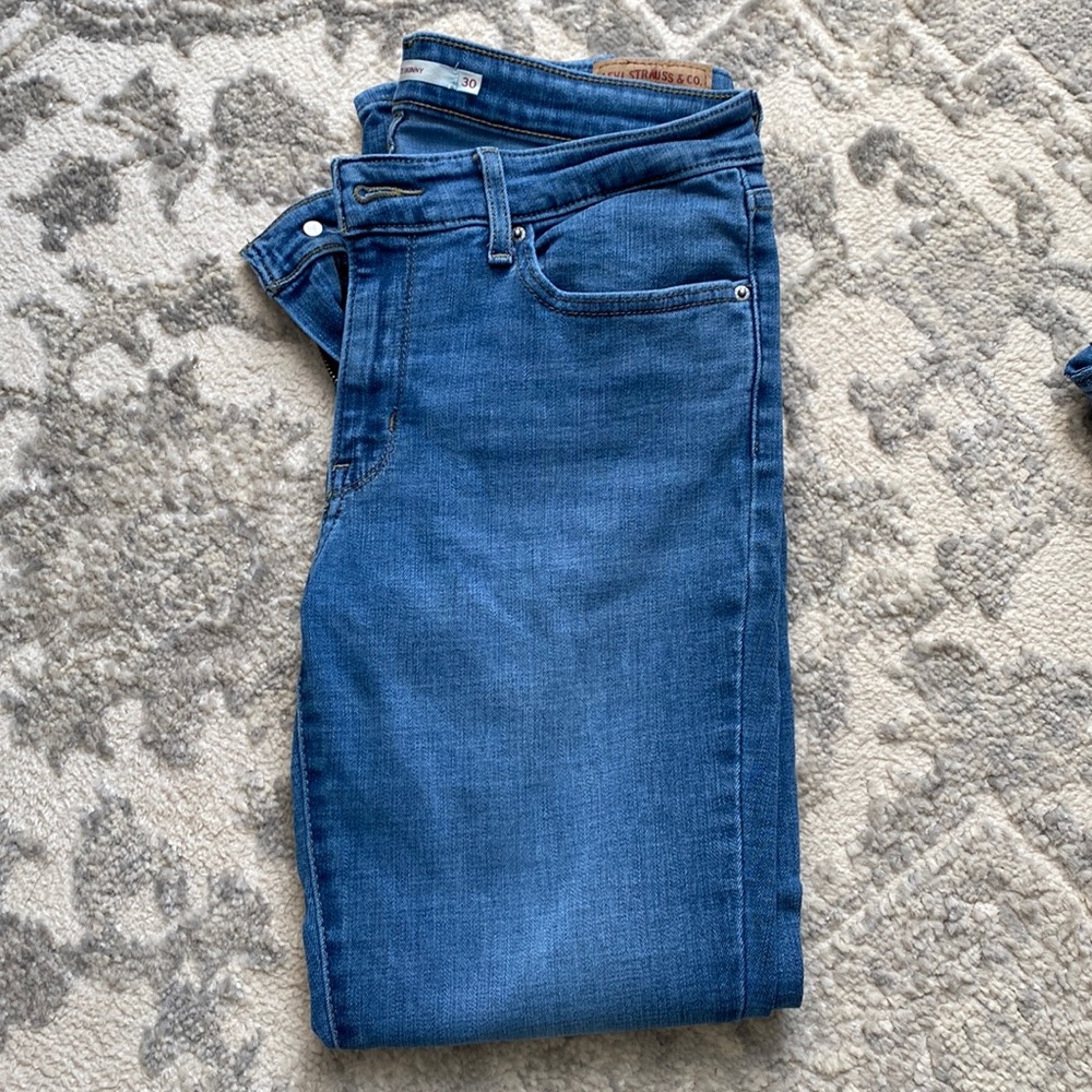 Never worn Levi’s 711 Skinny Jeans